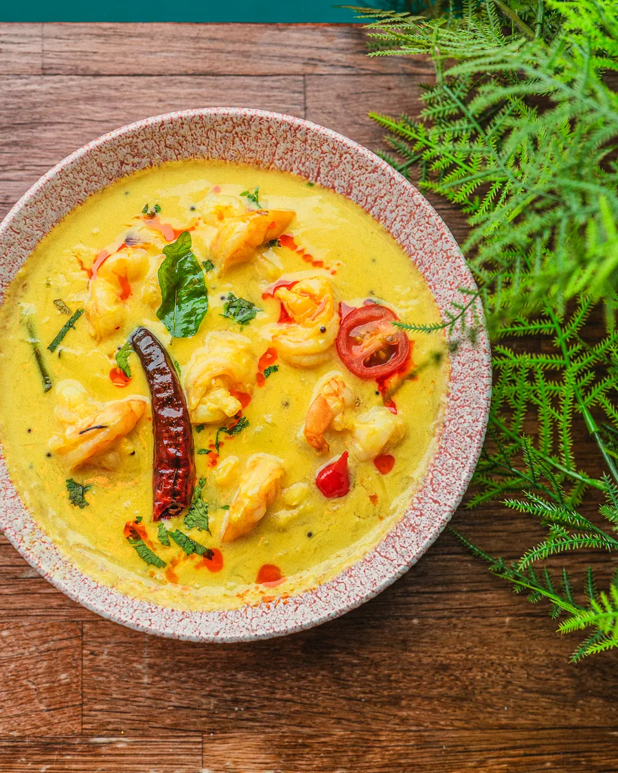 Prawn moilee: prawns in a yellow coconut curry with a dried red chilli
